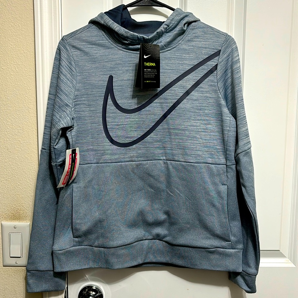 NWT NIKE Girls Therma Sweatshirt with pockets.